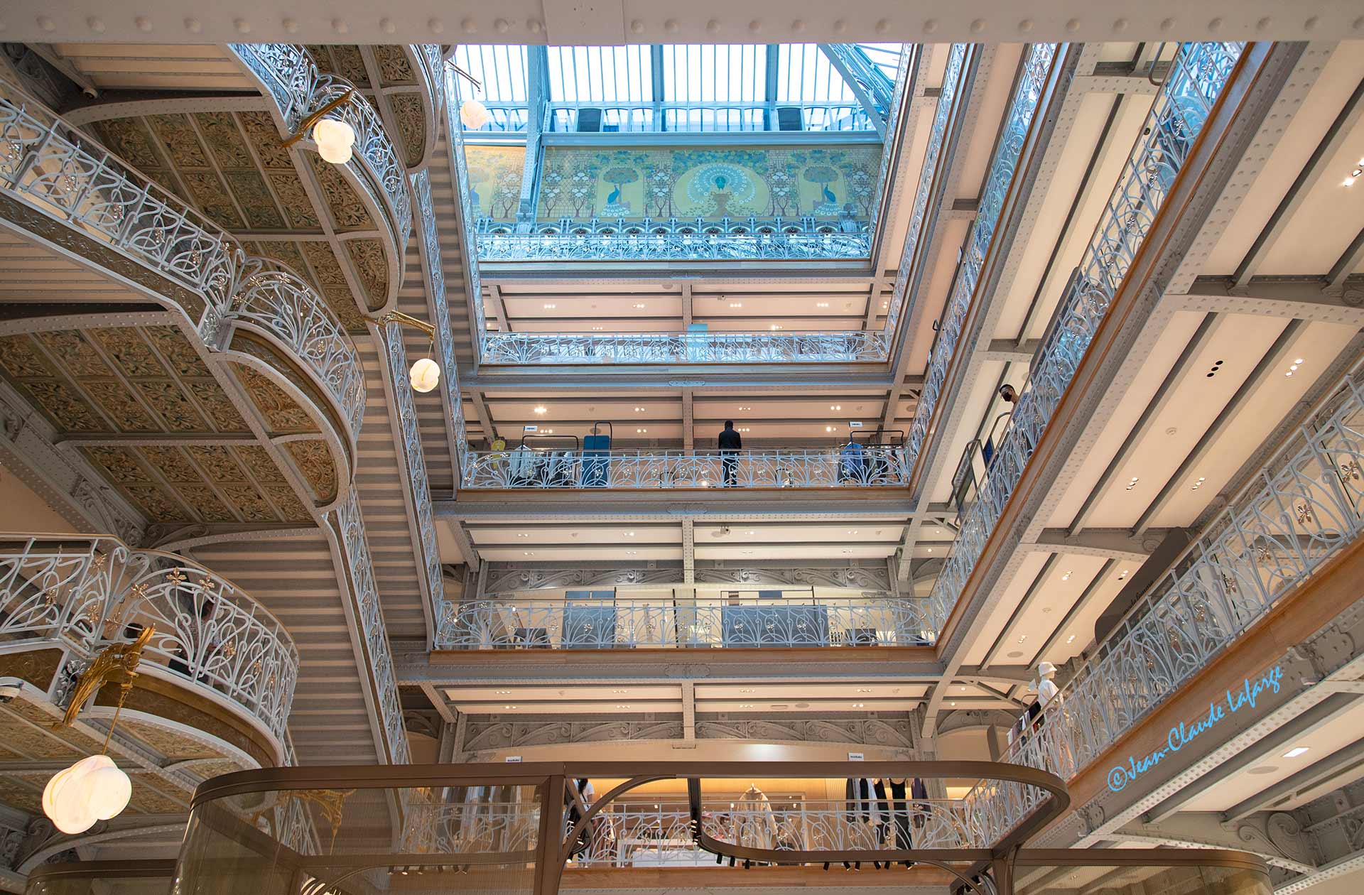 Samaritaine Paris Pont Neuf. Architecture générale sous la verrière.	